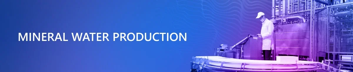 напис “Mineral Water Production” на синьому фоні і справа людина у масці і білому халаті на виробництві води