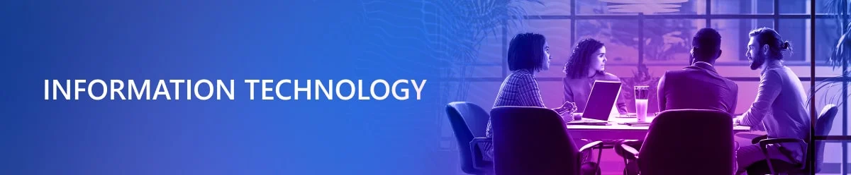 напис “Information Technology" на синьому фоні і справа два чоловіка і дві жінки за круглим столом в офісі розмовляють